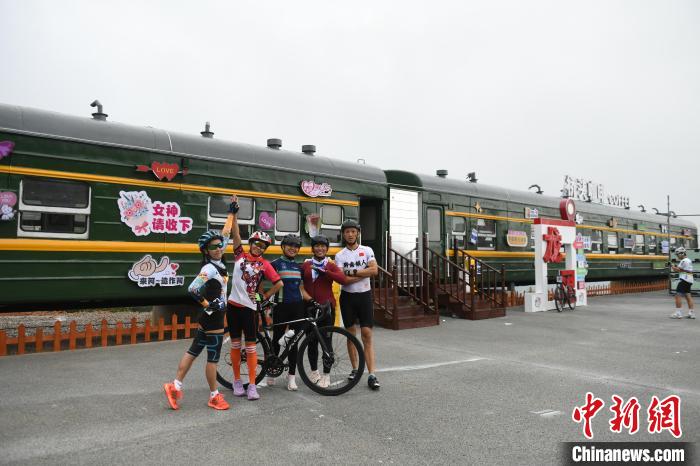 贵州龙里:612名骑手骑行畅游山水迎中秋