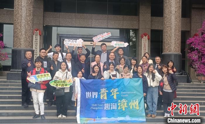 日本青年福建漳州研习古琴