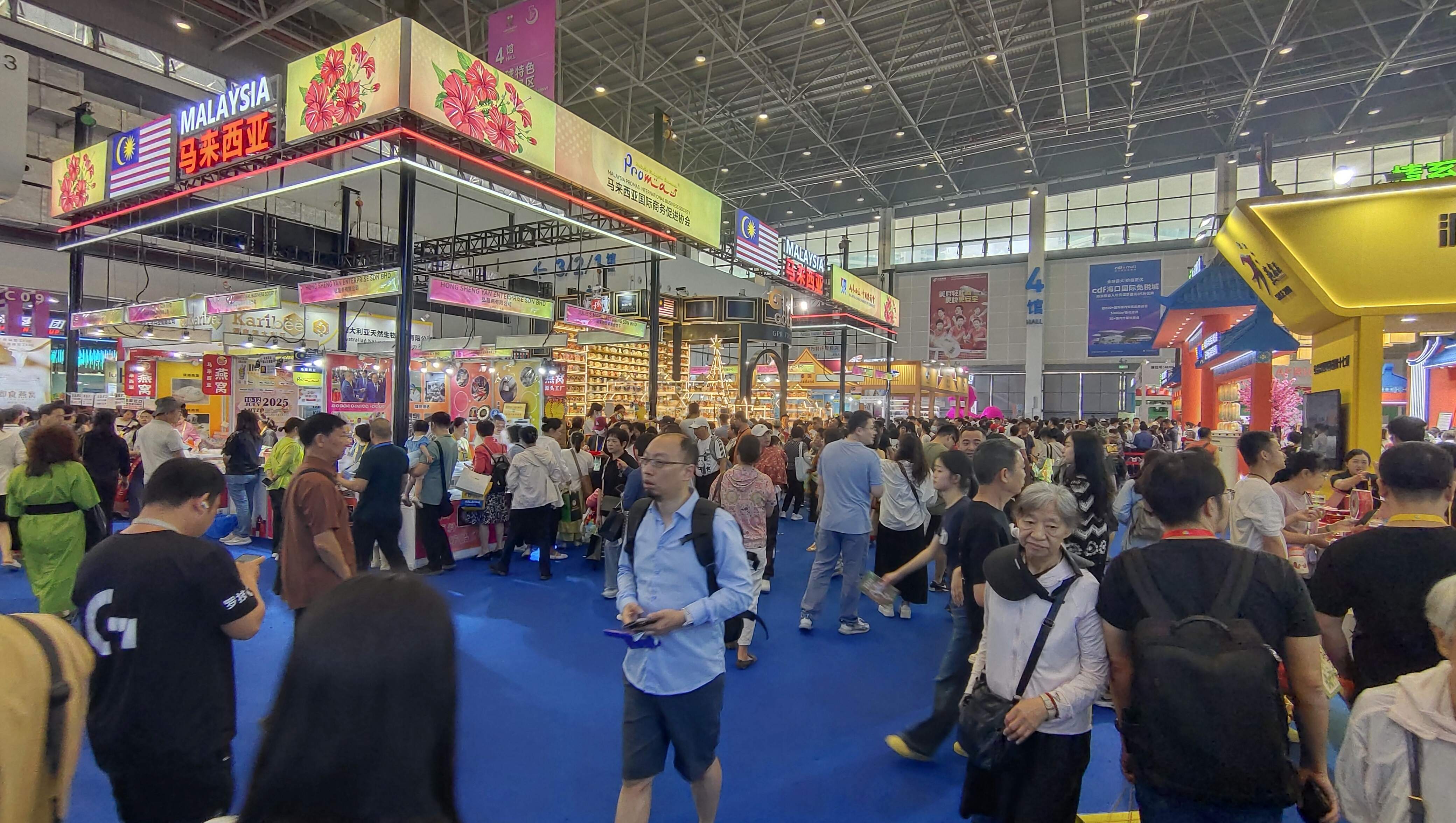 【组图】人气旺、商机多、洽谈欢：消博会迎来公众开放日